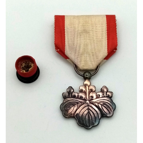 602 - A Japanese Order of The Rising Sun 8th Class Medal with Ribbon. In original presentation case.