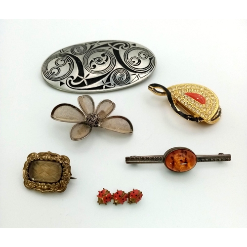 972 - Six Vintage Brooches.