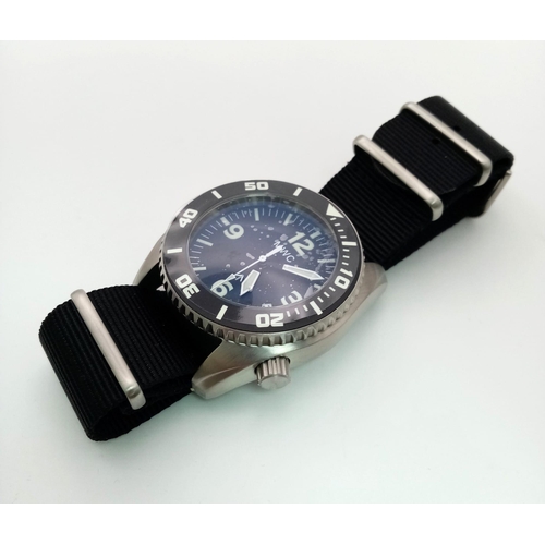 99 - A gents MILITARY WATCH COMPANY DEPTHMASTER, 1000 m, military, professional diver’s watch with Helium... 