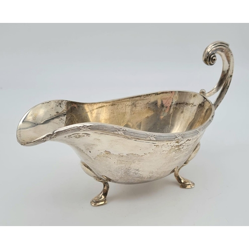 1222 - A Vintage (1932) Sterling Silver Gravy Boat. Hallmarks for Viner's Ltd of Sheffield. 19 x 11cm. 291g