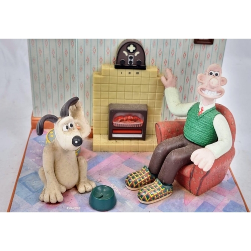 1426 - A Vintage Wallace and Gromit Clock and Radio Table Piece. Clock works but radio is temperamental so ... 