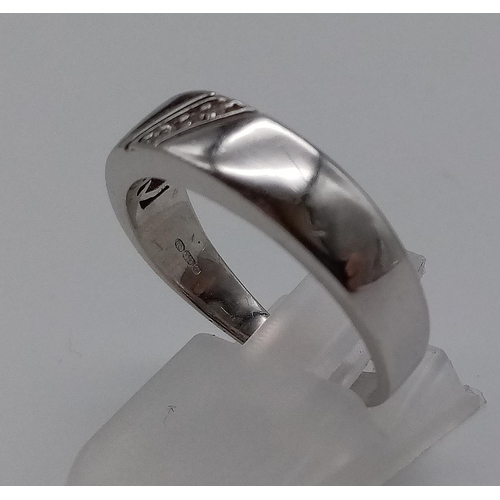 939 - A 9K White Gold Diamond Band Ring with a row of 4 Diamonds. Size R/S.
Total weight: 4.61g