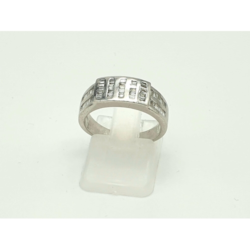 820 - An 18K White Gold Diamond Band Ring - Vertical and horizontal diamond bands. Size M. 5.63g