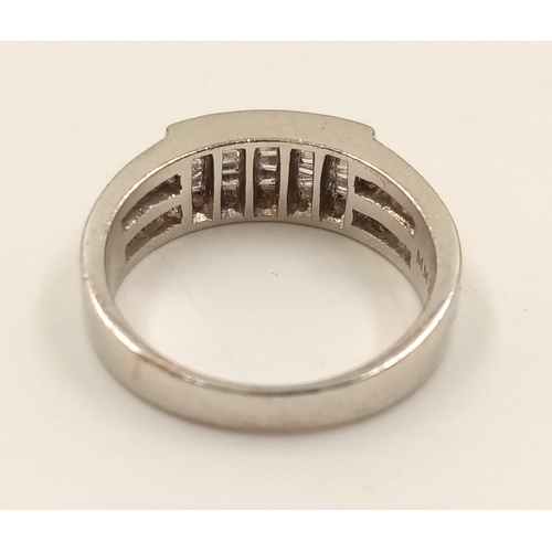 820 - An 18K White Gold Diamond Band Ring - Vertical and horizontal diamond bands. Size M. 5.63g