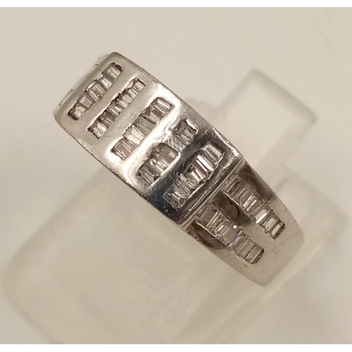 820 - An 18K White Gold Diamond Band Ring - Vertical and horizontal diamond bands. Size M. 5.63g