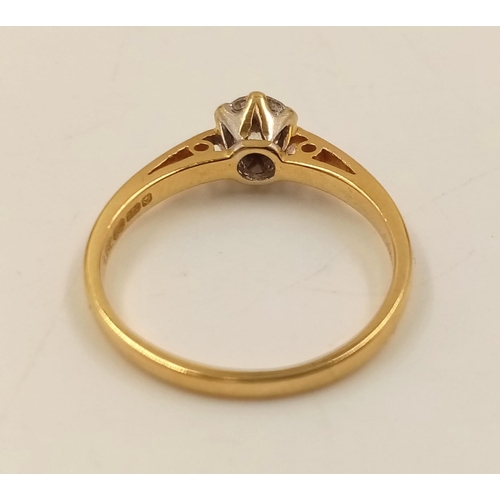 1031 - An 18K Yellow Gold Diamond Solitaire Ring. 0.35ct.
Size J. 1.82g.