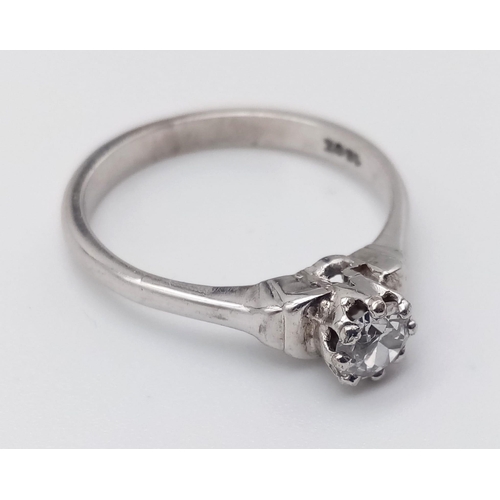 701 - An 18k White Gold Diamond Solitaire Ring. 0.30ct.
Size L. 2.65g.