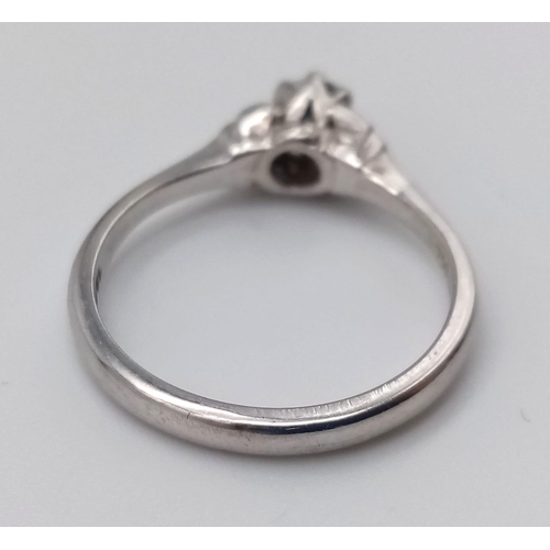 701 - An 18k White Gold Diamond Solitaire Ring. 0.30ct.
Size L. 2.65g.