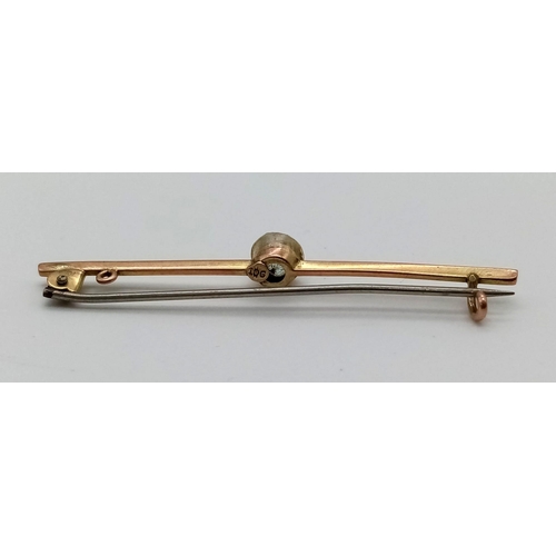 1084 - An Antique 9K Yellow Gold Topaz Bar Brooch. Fastening pin has been replaced. 5cm. 1.34g total weight... 