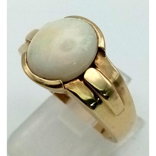 227 - A Vintage 9K Yellow Gold Opal Ring. High quality central opal cabochon. Size T. 6.5g total weight.