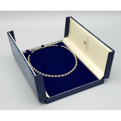 393 - A Beaverbrooks 9K Yellow Gold Lattice Pearl Choker Necklace. 38cm. Comes in a presentation case. 5.2... 