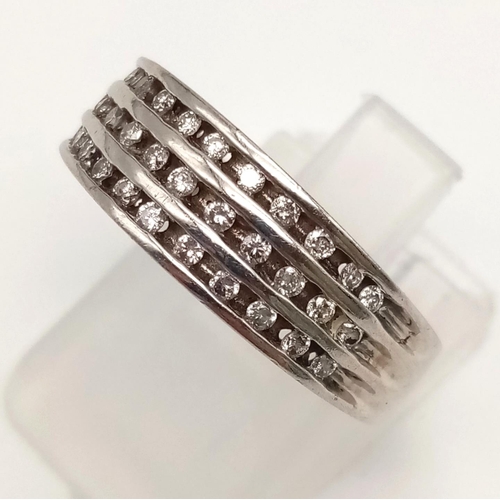 1164 - A 14K White Gold Three-Row Diamond Ring. 0.50ct.
Size M. 4.08g.