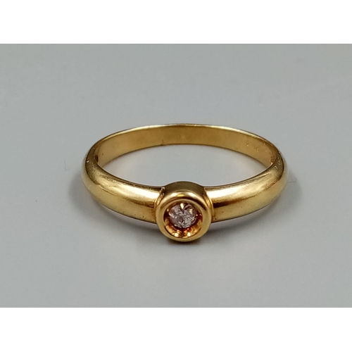 1066 - A 14K Yellow Gold Diamond Solitaire Ring. 2.49g.
Size P.