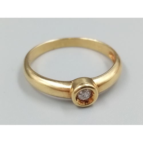 1066 - A 14K Yellow Gold Diamond Solitaire Ring. 2.49g.
Size P.