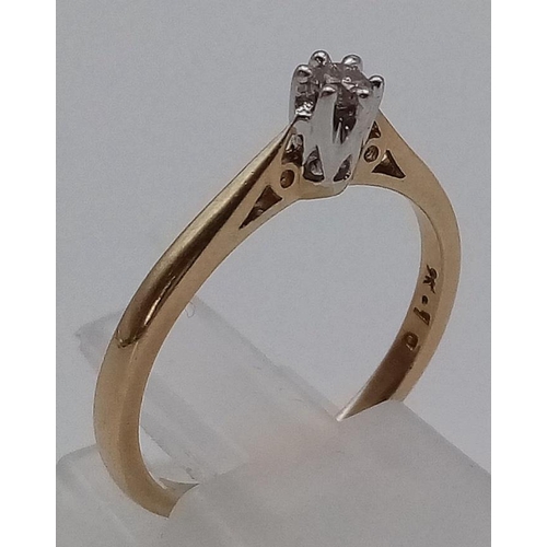 1157 - A 9K White and Yellow Gold Diamond Solitaire Ring. Diamond places in a Crown setting. Size N/M. 
Tot... 