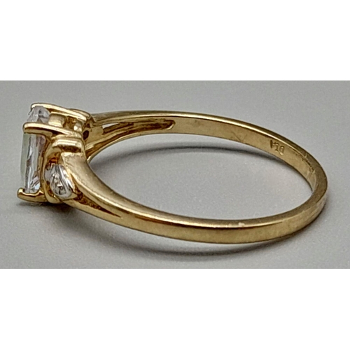 1059 - A 9K Yellow Gold ring with Centre Iridescent Stone with Diamonds on both sides. Size O/P. 
Total wei... 