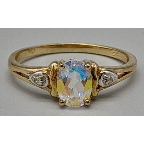 1059 - A 9K Yellow Gold ring with Centre Iridescent Stone with Diamonds on both sides. Size O/P. 
Total wei... 