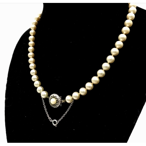 1080 - A Vintage Pearl Necklace. 7/8mm pearls. 44cm.