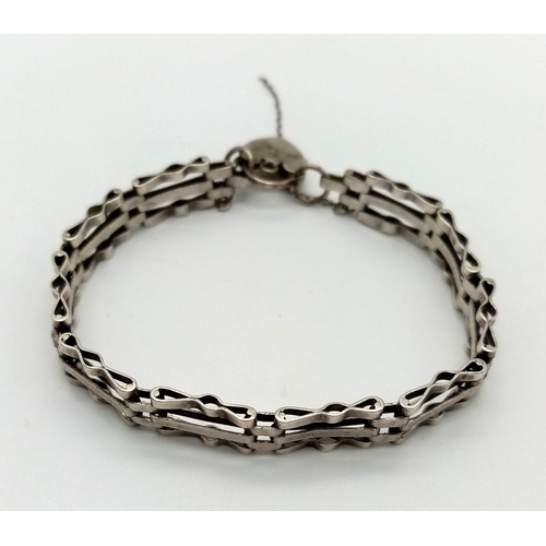 1407 - A Vintage Sterling Silver Gate Bracelet with Heart Clasp. 18cm. 11.11g