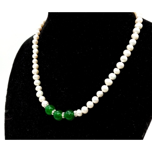 955 - An Akoya Freshwater Pearl and Green Jade Bead Necklace.
Silver tone clasp. 44cm