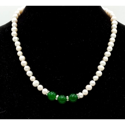 955 - An Akoya Freshwater Pearl and Green Jade Bead Necklace.
Silver tone clasp. 44cm