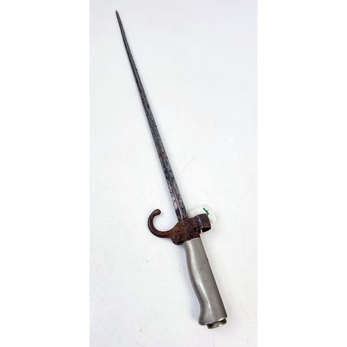 1182 - A French WW1 Lebel M.1886 Nickel Handle Cruciform Epee
Bayonet with Steel Scabbard. Some rusting but... 