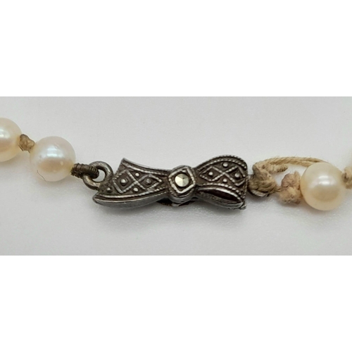 577 - An Antique Graduated Pearl Necklace with a 925 Sterling Silver Clasp. 44cm.