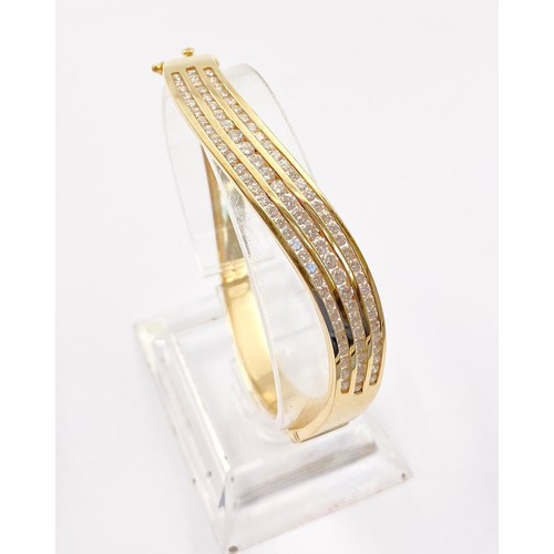 158 - A Stunning 14K Yellow Gold Diamond Twist Bracelet. Over 100 bright round-cut diamonds. (3ct approx) ... 