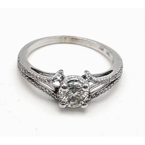 1386 - 10k white gold diamond solitaire ring with diamond set split shoulders. 2.2g, 0.50ct, size M.