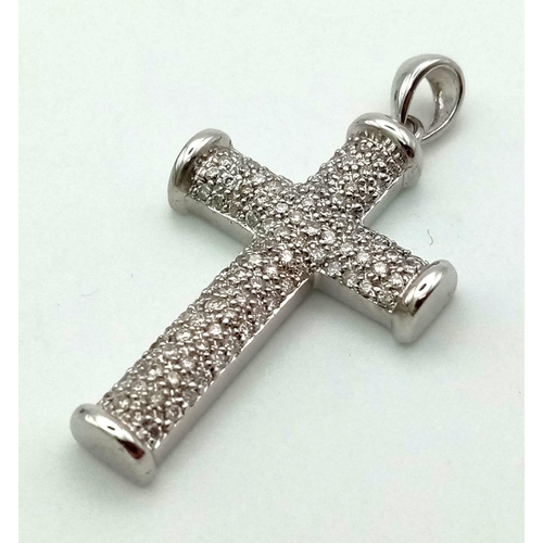 1009 - 18k white gold diamond set cross pendant. 0.54ct, 5.3g.