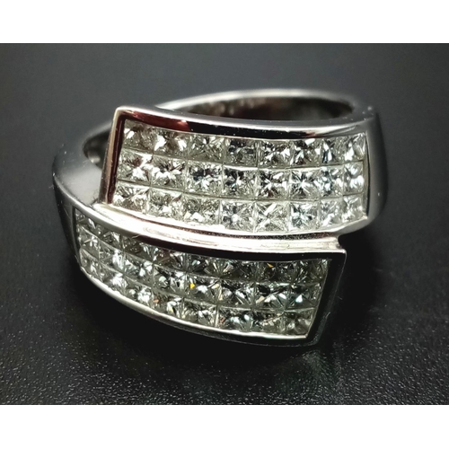 1002 - An 18K white gold ring with two triple bands of round cut quality diamonds (1.73 carats). Ring size:... 