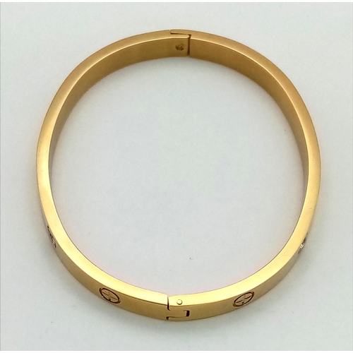 1217 - A gold tone bangle.