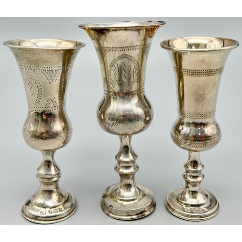 1552 - A Set of Three Antique Silver Kiddush Cups. 11cm tallest cup.
94g total weight