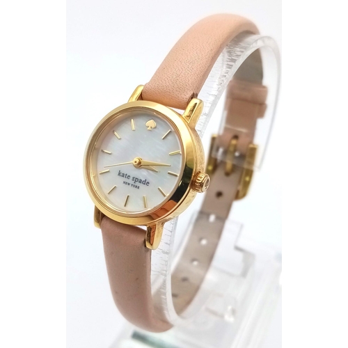 355 - A KATE SPADE OF NEW YORK DESIGNER WATCH WITH QUARTZ MOVEMENT AND ORIGINAL KATE SPADE LEATHER STRAP.