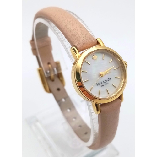 355 - A KATE SPADE OF NEW YORK DESIGNER WATCH WITH QUARTZ MOVEMENT AND ORIGINAL KATE SPADE LEATHER STRAP.