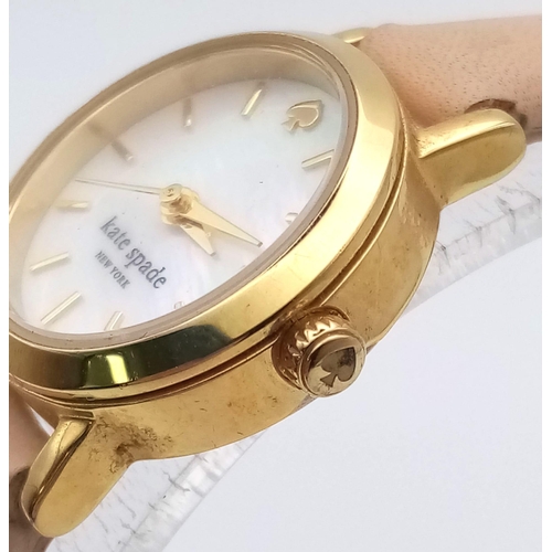 355 - A KATE SPADE OF NEW YORK DESIGNER WATCH WITH QUARTZ MOVEMENT AND ORIGINAL KATE SPADE LEATHER STRAP.