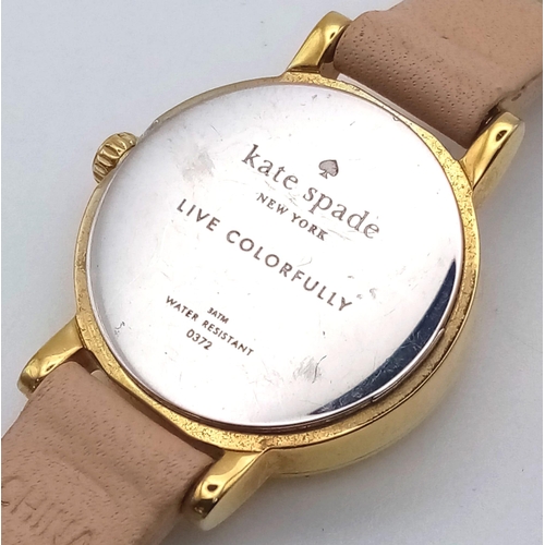 355 - A KATE SPADE OF NEW YORK DESIGNER WATCH WITH QUARTZ MOVEMENT AND ORIGINAL KATE SPADE LEATHER STRAP.