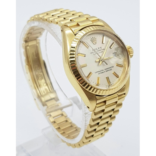 612 - An 18k Solid Gold Rolex Oyster Perpetual Datejust Ladies Watch. Gold strap and case - 26mm. White di... 