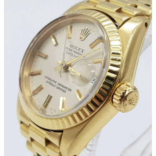 612 - An 18k Solid Gold Rolex Oyster Perpetual Datejust Ladies Watch. Gold strap and case - 26mm. White di... 