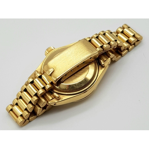 612 - An 18k Solid Gold Rolex Oyster Perpetual Datejust Ladies Watch. Gold strap and case - 26mm. White di... 