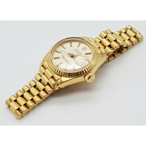 612 - An 18k Solid Gold Rolex Oyster Perpetual Datejust Ladies Watch. Gold strap and case - 26mm. White di... 