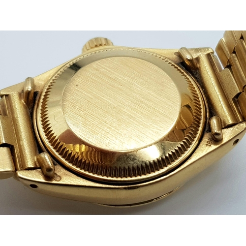 612 - An 18k Solid Gold Rolex Oyster Perpetual Datejust Ladies Watch. Gold strap and case - 26mm. White di... 