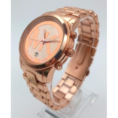 648 - A MICHAEL KORS GENTS WRISTWATCH IN ROSE GOLD COLOUR WITH QUARTZ MOVEMENT AND METAL STRAP.