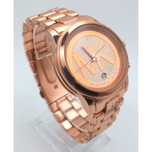 648 - A MICHAEL KORS GENTS WRISTWATCH IN ROSE GOLD COLOUR WITH QUARTZ MOVEMENT AND METAL STRAP.