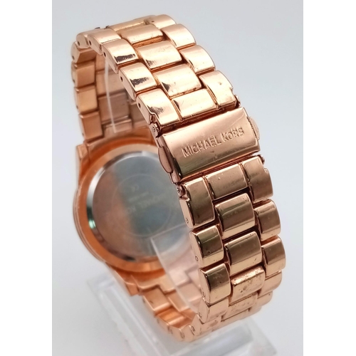 648 - A MICHAEL KORS GENTS WRISTWATCH IN ROSE GOLD COLOUR WITH QUARTZ MOVEMENT AND METAL STRAP.