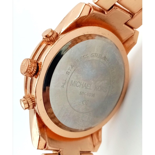 648 - A MICHAEL KORS GENTS WRISTWATCH IN ROSE GOLD COLOUR WITH QUARTZ MOVEMENT AND METAL STRAP.