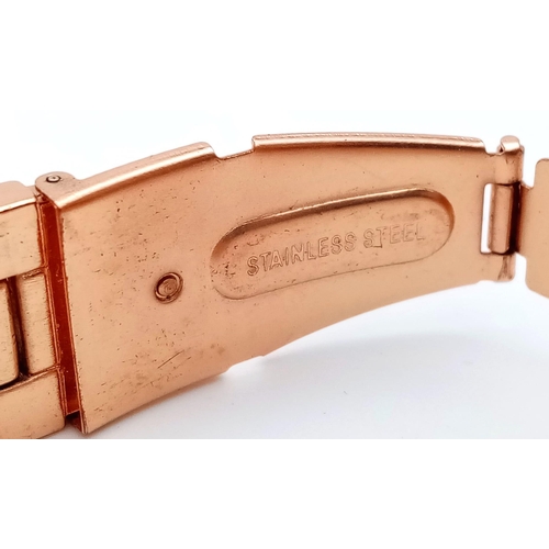 648 - A MICHAEL KORS GENTS WRISTWATCH IN ROSE GOLD COLOUR WITH QUARTZ MOVEMENT AND METAL STRAP.