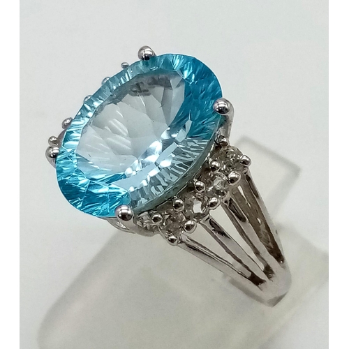 927 - A Beautiful Green Kunzite and Pale Blue Topaz Ring. Both set in 925 silver. Both size N/O.