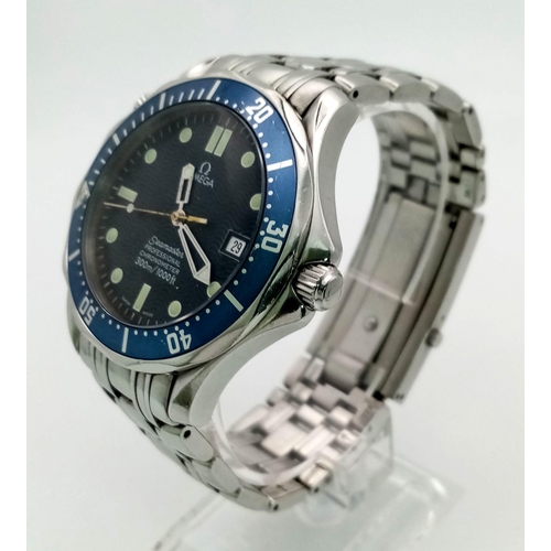 532 - An Omega Seamaster Professional Chronometer Gents Watch. Stainless steel strap and case - 40mm. Blue... 