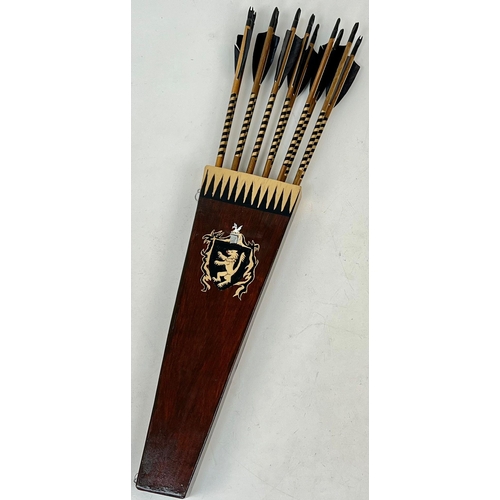 985 - A vintage wooden medieval style quiver with a set of 12 wooden metal point arrows for display purpos... 